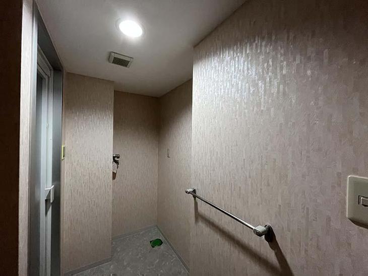 洗面所のクロスを貼り替えました！ピンクの壁紙と落ち着いたクッションフロアがとても素敵です！【野洲店スタッフ】