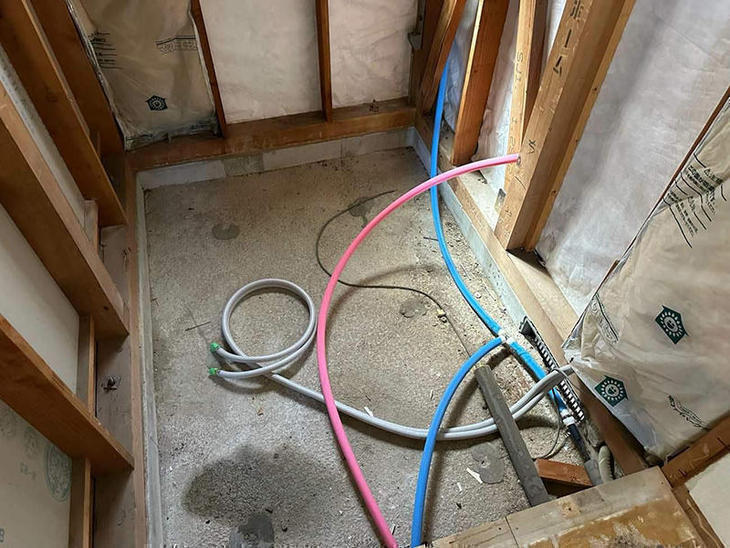 UBの給排管の仕込み工事をしています！【湖東湖北店スタッフ】