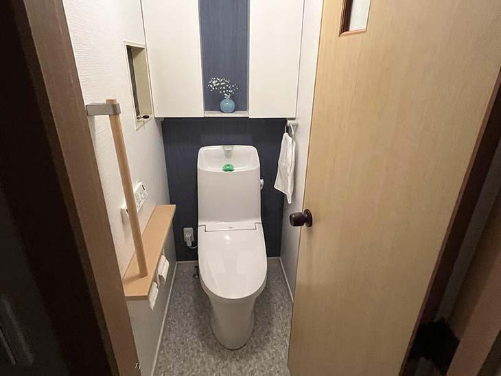 トイレ交換工事を行いました！ブルーのアクセントクロスが素敵です！【野洲店スタッフ】