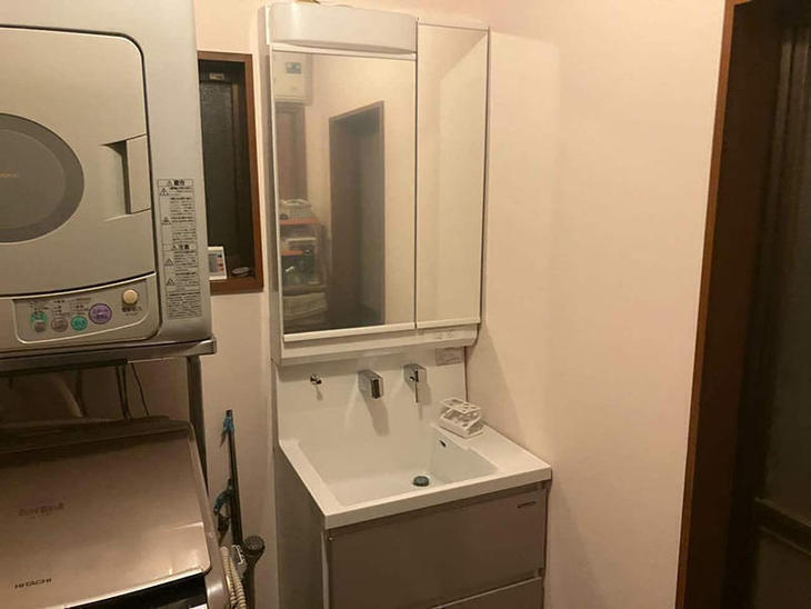 脱衣所をクロス張替え、洗面台の交換をしました！【湖東湖北店スタッフ】