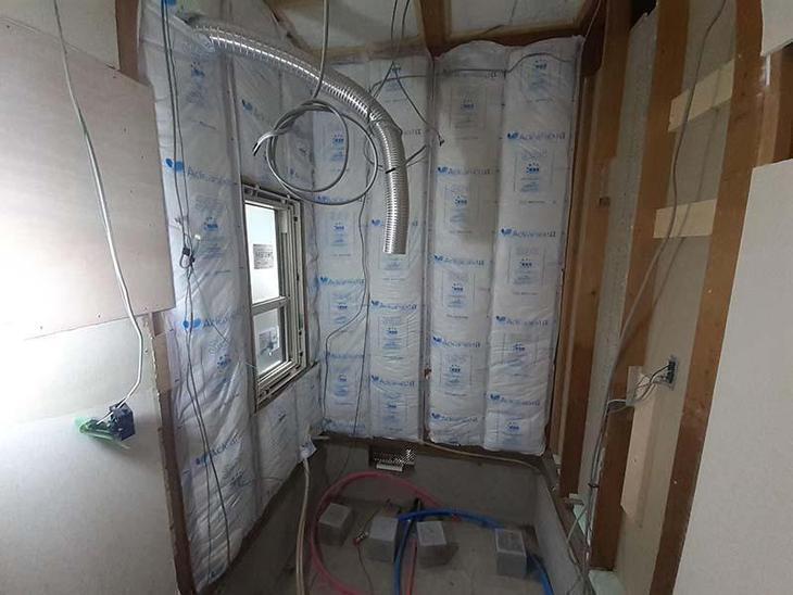 ユニットバスを解体し、天井と壁に断熱材を入れました。【水口店スタッフ】