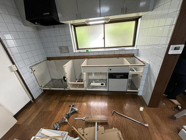 古いキッチンを解体しています。【野洲店スタッフ】