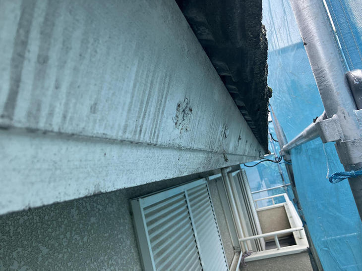 雨樋交換の為、既存の雨樋を撤去させて頂きました。塗装後に新しい雨樋を設置させて頂きます。【湖西店スタッフ】