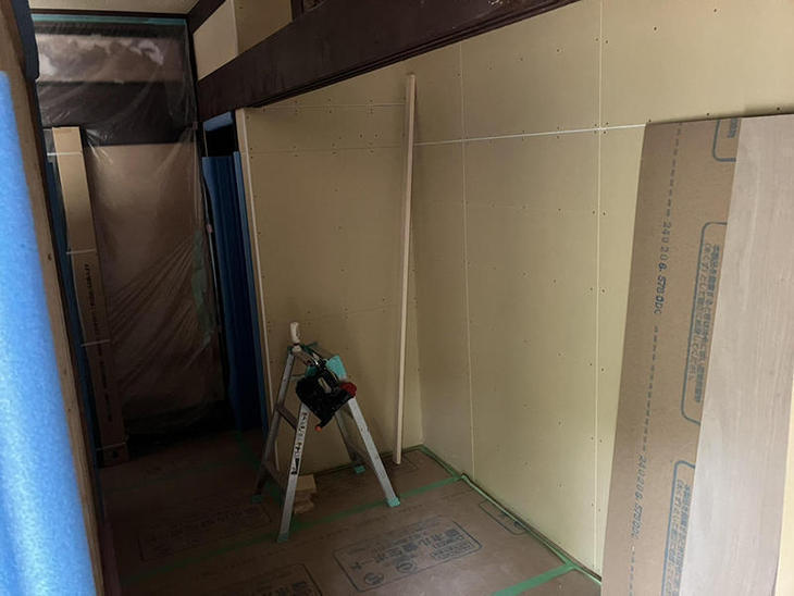石膏ボードを貼り終えました！これからクロスを貼ります！【彦根店スタッフ】
