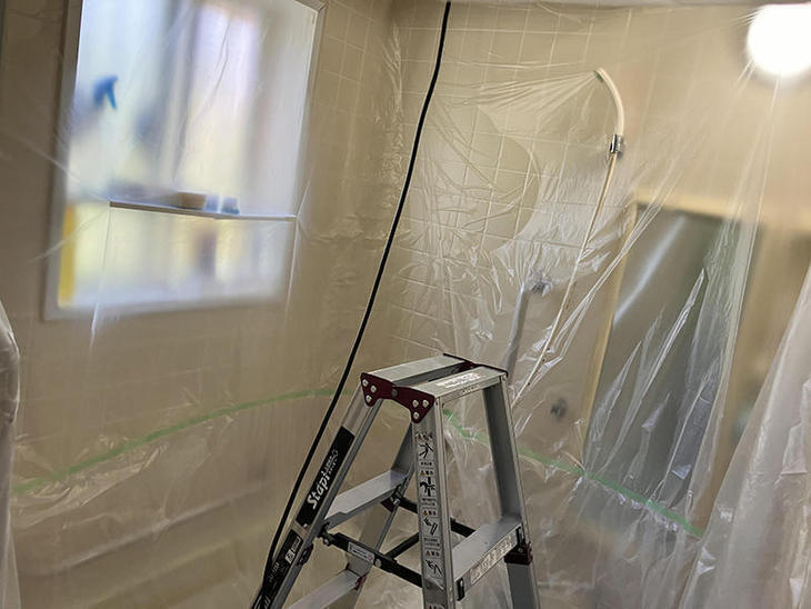 浴室に換気扇を新設する為に養生作業をしております。換気扇は【Panasonic】製商品を取り付けさせて頂きます。【湖西店スタッフ】