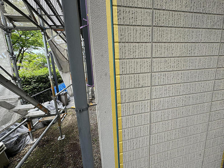 外壁材間の隙間を充填するコーキング工事です。塗装の際はこの工事も重要になります。【野洲店スタッフ】