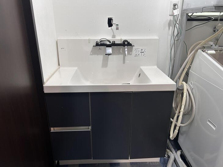 洗面化粧台を交換するためミラーキャビネットを外しました！既存商品は【LIXIL クレヴィ】で、取り付け予定は【LIXIL EV】です。【湖西店スタッフ】