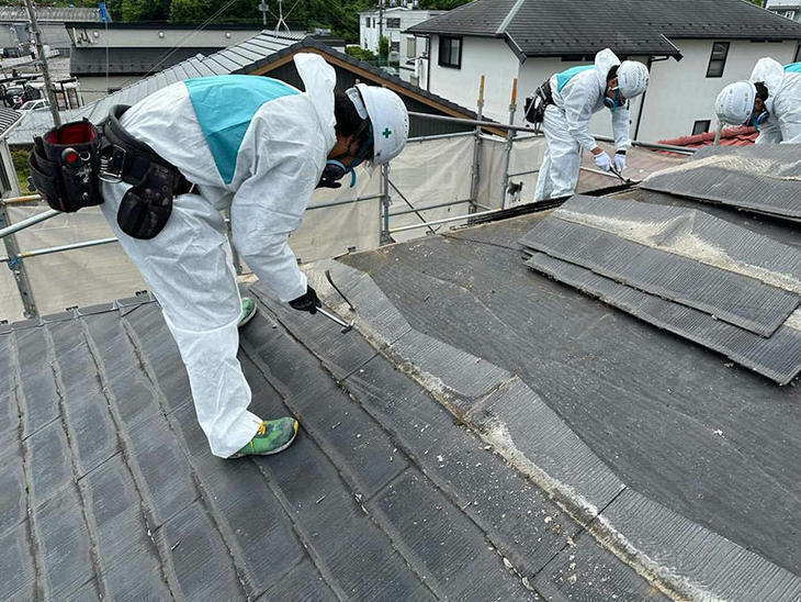 屋根の葺き替えの為に既存の屋根材の解体をしております。【野洲店スタッフ】