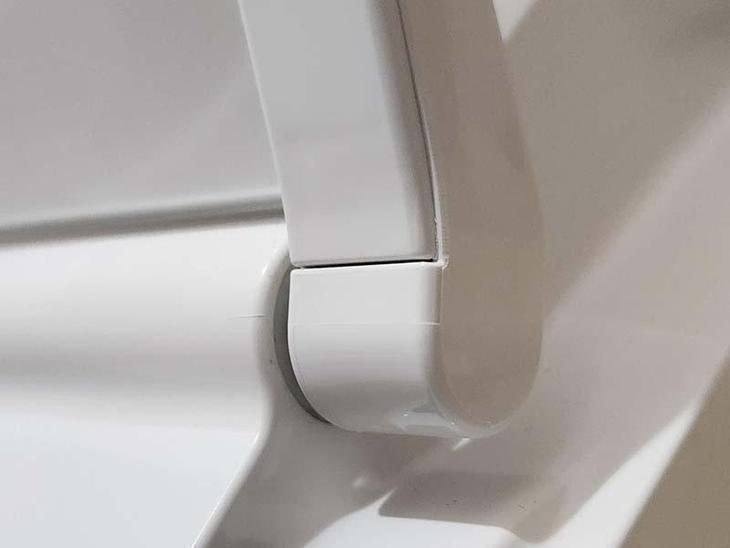 トイレのヒンジが割れていた部分を修理させて頂きました! 綺麗なトイレが元通りに復活しました!【彦根店スタッフ】