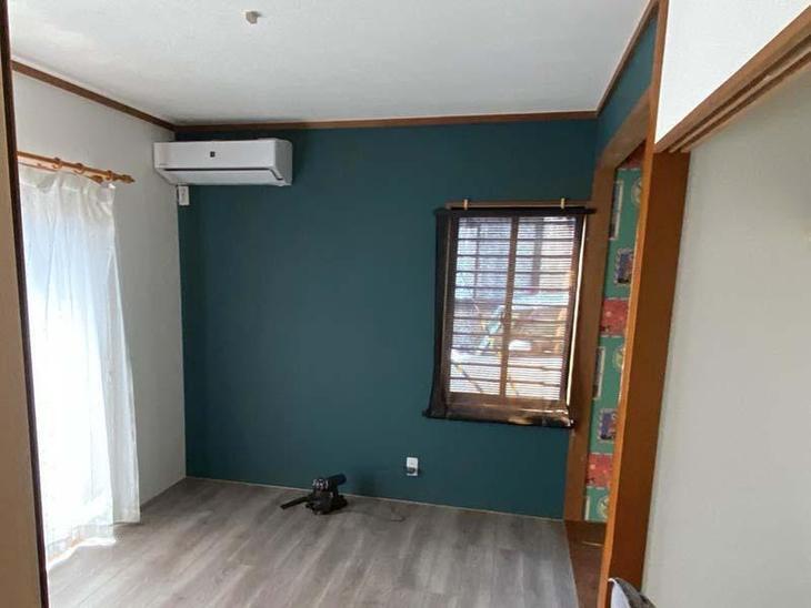 クロスを貼り替えました！ブルーがアクセントになって素敵です！照明を取り付けてリフォーム完成です！【彦根店スタッフ】