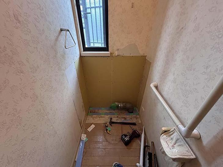 トイレキャビネット裏の腐食がひどかったため大工さんに下地を補修してもらいました！トイレは【TOTO ZR2】を取り付け予定です。【湖西店スタッフ】