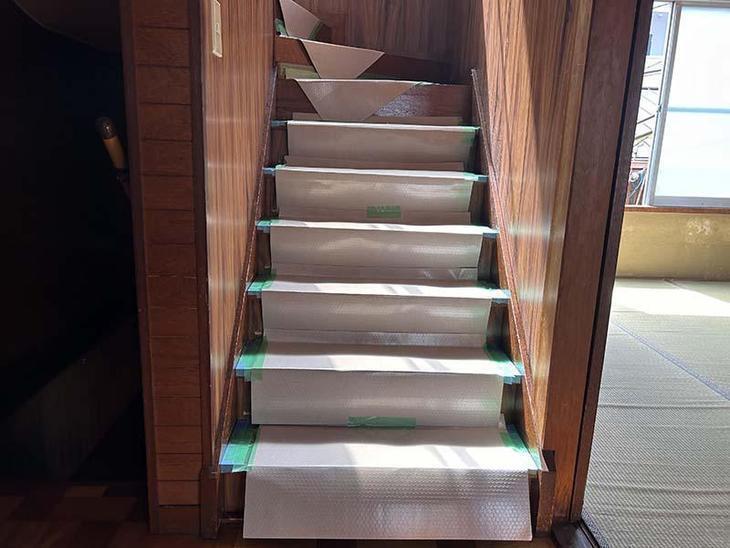 全面改装の前に階段の養生をしました。3ヶ月の工事が始まります！【湖西店スタッフ】