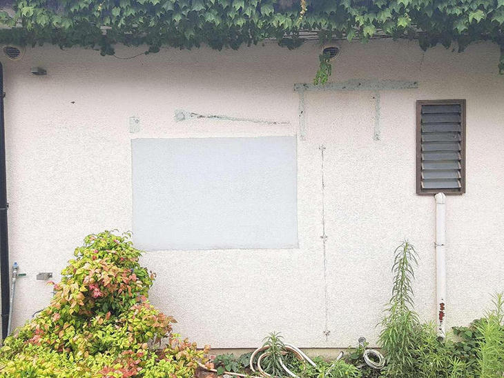 既存の窓を埋めて、外壁と色を合わせて塗装をするところです。【湖西店スタッフ】