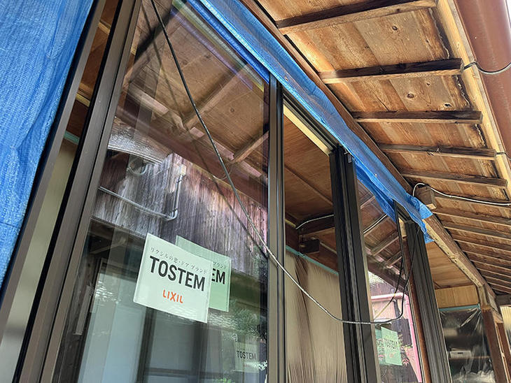 古い掃き出しサッシを取って新しい掃き出しサッシを取り付けています【野洲店スタッフ】