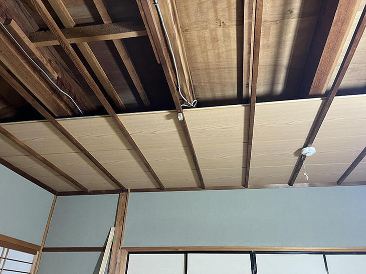 和室の天井を張っています。部屋全体が明るくなってきました！【野洲店スタッフ】