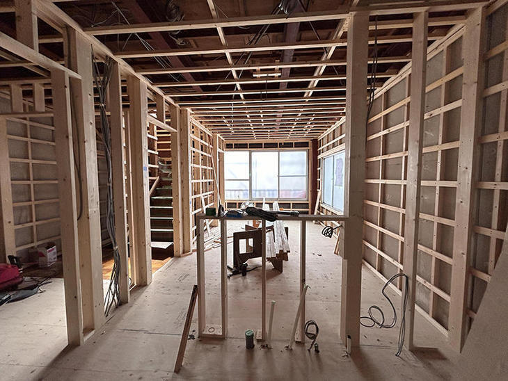 全面改装の大工工事が進んでます。ここに対面キッチンを新設します。【湖西店スタッフ】