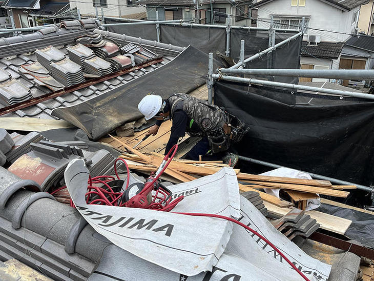 軒天が劣化してきたので野地板と共に張り替えをしています。【野洲店スタッフ】