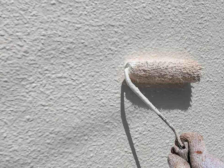 下塗りが終わり、中塗りを行っております。下塗り・中塗り・上塗りという３回の塗り工程を丁寧にやっていきます！【野洲店スタッフ】