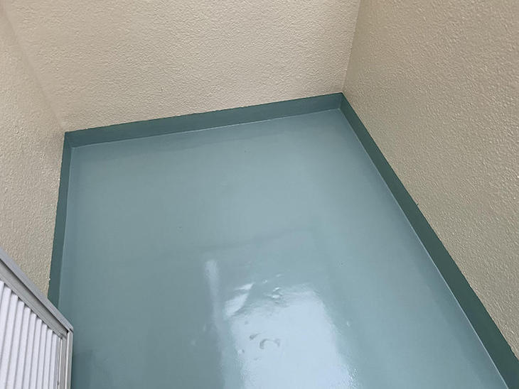 ベランダの防水工事が完了しました。ひび割れがあったので、下地補修してから上塗り工事をさせて頂きました。【瀬田店スタッフ】