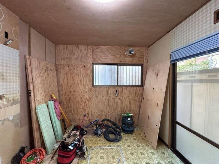 キッチン交換工事に伴った大工工事です。これから内装も張り替えていきます。【湖西店スタッフ】