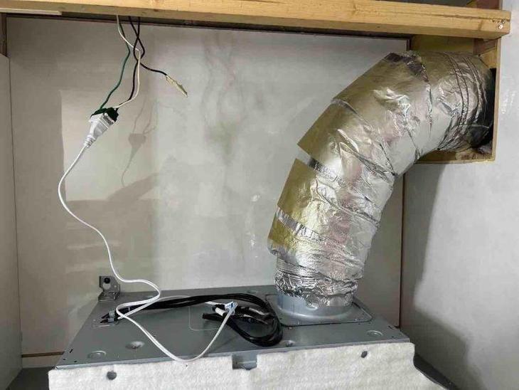 新しいキッチンのレンジフードを取り付けています。本体と排気口をダクトで接続しました！【湖西店スタッフ】