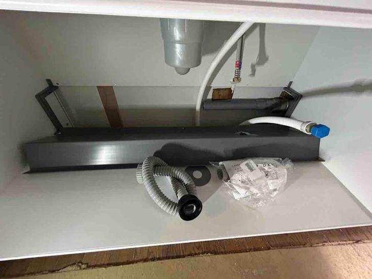 新設キッチンの配管を接続しています。【湖西店スタッフ】