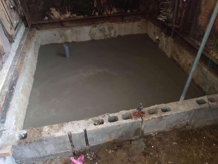 お風呂を交換します。古いお風呂を解体後、土間コンクリートを打ち込んでいます。【湖西店スタッフ】