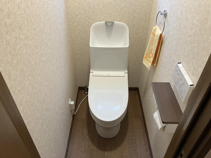 トイレを【TOTO　ZJ2】に交換し、天井・壁紙を貼り替えてフローリングの上からクッションフロアを貼りました。【湖西店スタッフ】