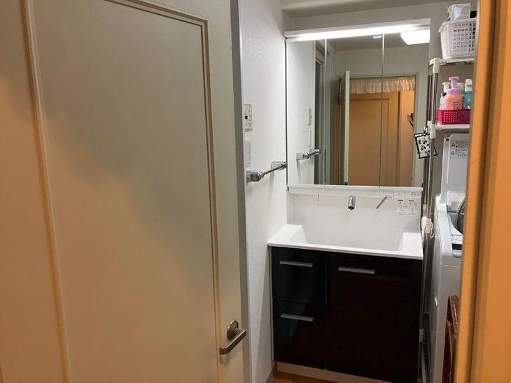 洗面化粧台を新しくし、壁紙1面も張替えるタイミングでタオル掛けも補強しました。【LIXIL　EV】【湖西店スタッフ】