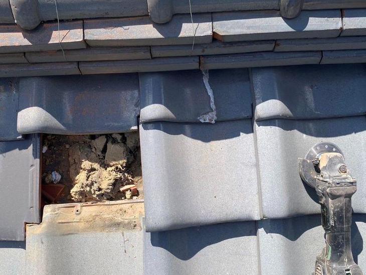 破損した屋根瓦の差し替え工事中です。53判瓦です。【湖西店スタッフ】