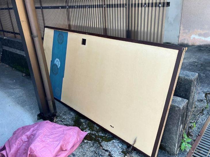 和室の建具を新しいものに交換します。古い襖（ふすま）を取り外しました。【湖西店スタッフ】