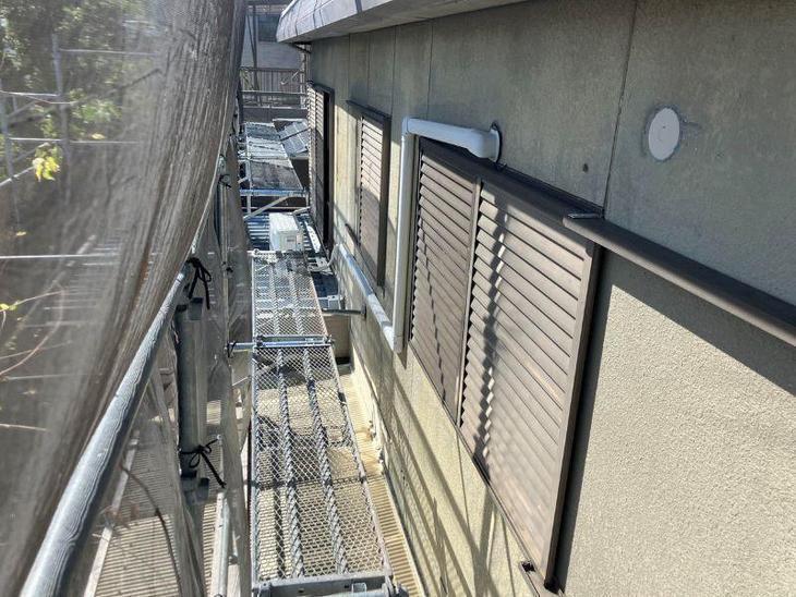 外壁塗装をするための足場を組立て終わりました。【湖西店スタッフ】