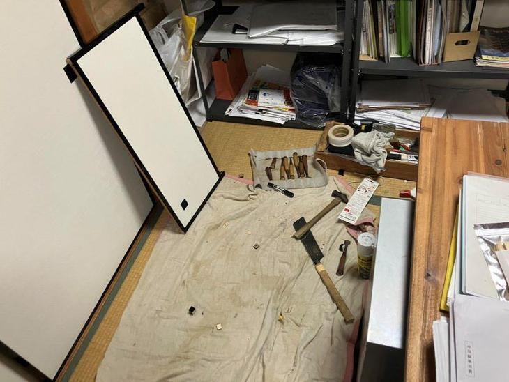 和室の天袋の新しい襖（ふすま）を大工さんに施工して頂いています。【湖西店スタッフ】