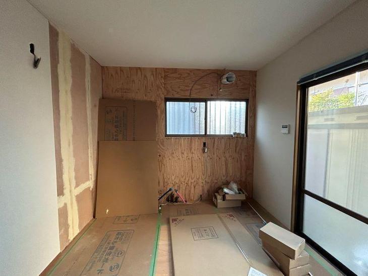 新しいキッチンを置くための大工工事が終わりました。次はキッチンを取り付けます！【湖西店スタッフ】