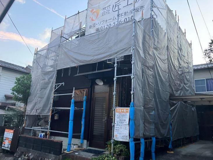塗装工事に伴い足場を組立ました。これから塗装が始まります。【湖西店スタッフ】
