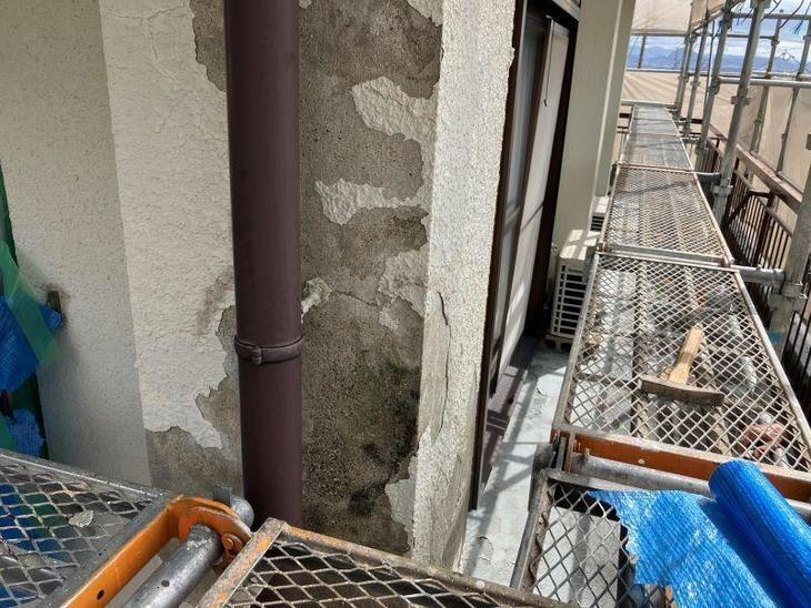 外壁塗装の前に既存の剥離している塗膜をはがし、左官でたいらにしていきます！【湖西店スタッフ】