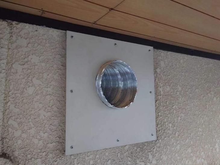 換気扇の排気口を新しいものに交換します。穴が大きかったため板金で調整しました！【湖西店スタッフ】