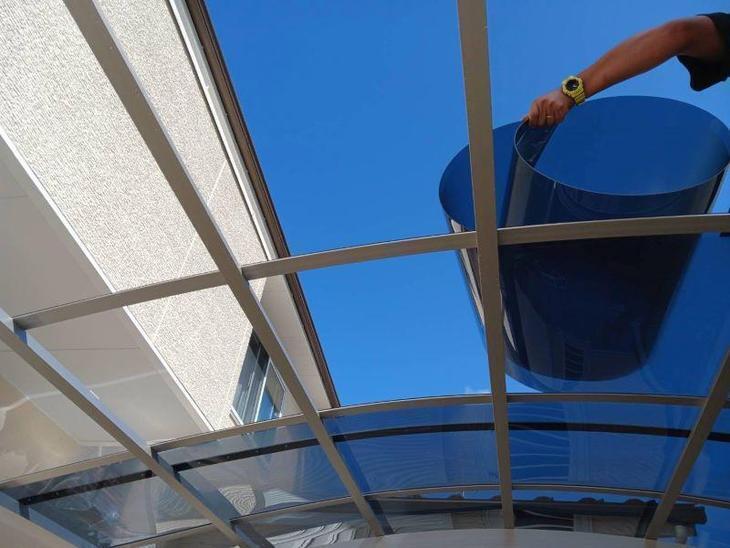 カーポートを設置しています。パネルを貼っているところです！これで大雪対策もバッチリです！【彦根店スタッフ】