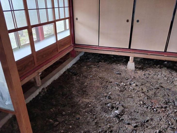 和室の畳をフローリングにする為解体しています。【湖西店スタッフ】