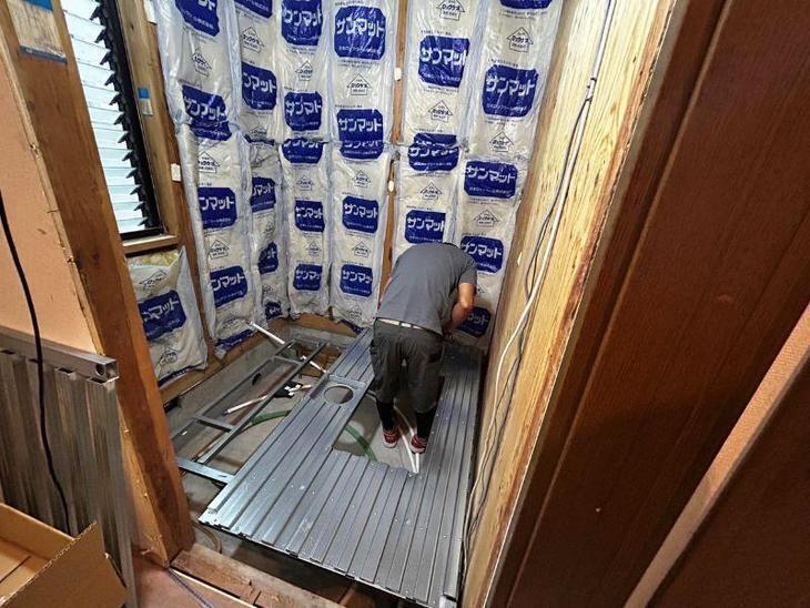 新しいシステムバスを職人さんに組立て頂いております。TOTO　サザナです！【湖西店スタッフ】