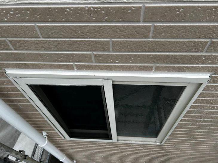 少しひび割れしていた窓枠にコーキングを打ちました。コーキングが劣化すると雨漏りなどの原因になりますので早めのメンテナンスをしましょう！【湖西店スタッフ】