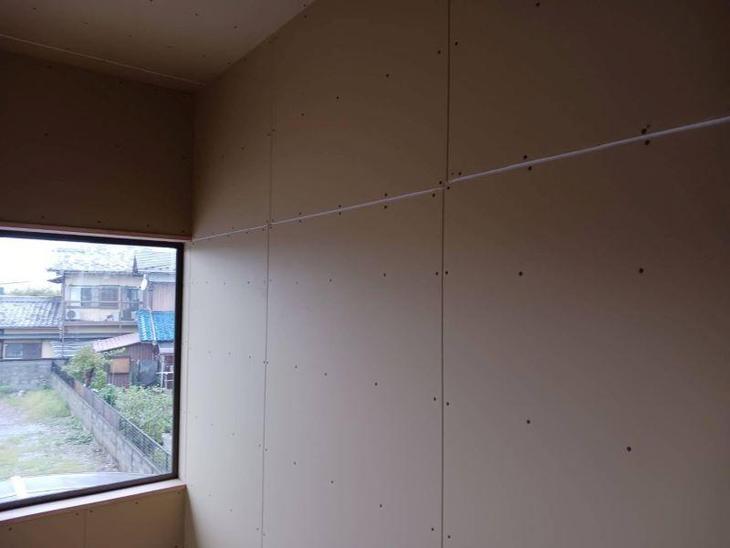 和室を洋室にするリフォームです。石膏ボードを貼り終えました！この後はお客様が選んだ壁紙で仕上げます！【彦根店スタッフ】