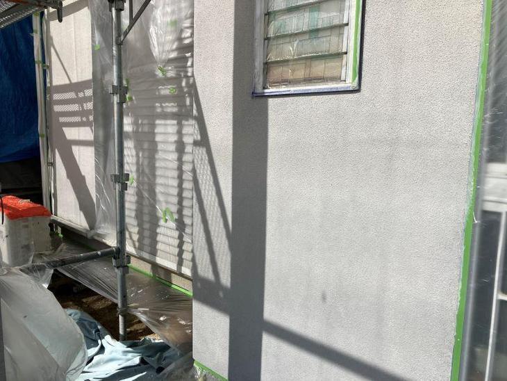 洗浄、養生作業を終えて下塗りに入っています。【湖西店スタッフ】