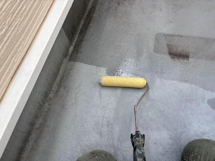 防水塗料が密着しやすいようにプライマーを塗布しています。【湖西店スタッフ】