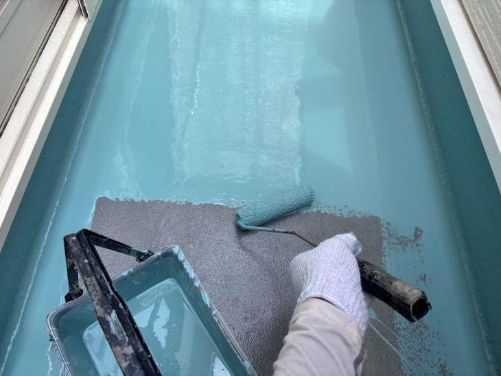 下塗り材の上にウレタン防水塗膜をローラーで塗布しています。【湖西店スタッフ】