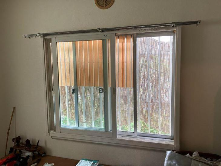 玄関ホールの窓に内窓を取り付けました。【湖西店スタッフ】