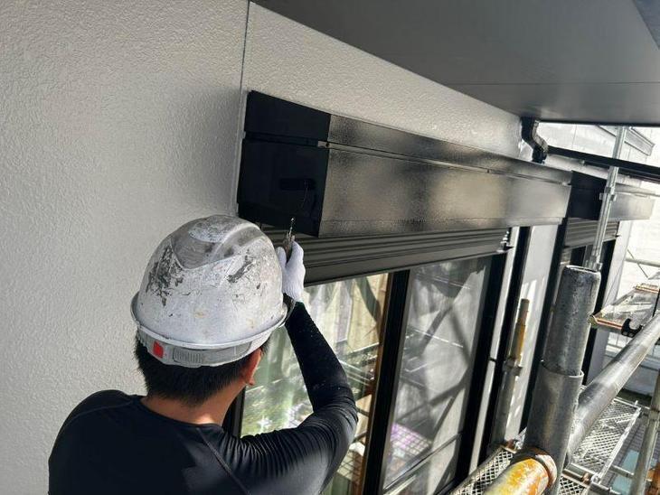 外壁塗装と一緒に、シャッタ―ボックスも職人さんに塗って頂いております。新しい外壁の色ともぴったり、完成が楽しみです。【湖西店スタッフ】