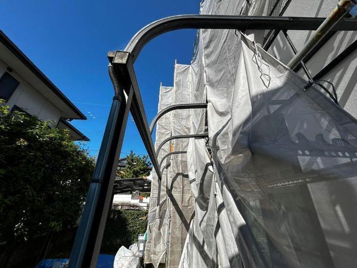足場設置の際にカーポートの屋根（ポリカーボネート）を一時的に取り外しています。足場に干渉する場合、屋根を取り外す必要があります！【湖西店スタッフ】