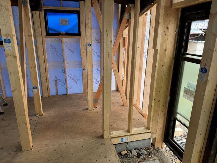 窓の取付ができました。これから断熱材や壁仕上げをしていきます。【野洲店スタッフ】