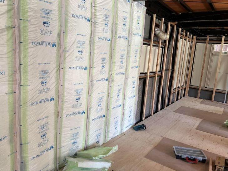 外壁側の壁に断熱材を敷き詰めています！これで外からの冷気も遮断できます！ポカポカのお家が完成するのが楽しみです！【彦根店スタッフ】